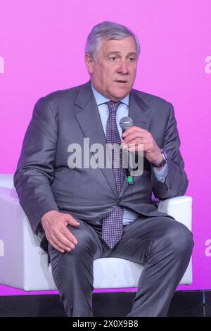 Il ministro degli Esteri Antonio Tajani partecipa alla cerimonia di apertura della 56a edizione del Vinitaly, esposizione internazionale di vino e liquori, alla fiera di Verona, in Italia, il 14 aprile 2024. (Foto di Roberto Tommasini/NurPhoto) Foto Stock