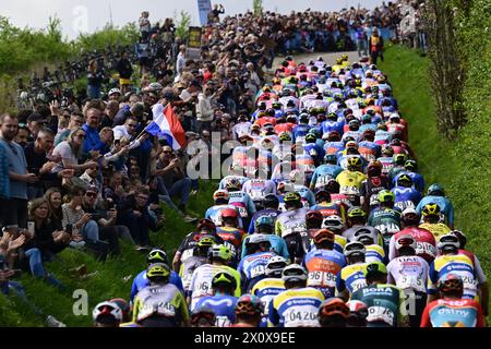 Valkenburg, Paesi Bassi. 14 aprile 2024. Il gruppo di piloti fotografati in azione durante la corsa ciclistica di un giorno, 253, 6 km da Maastricht a Valkenburg, Paesi Bassi, domenica 14 aprile 2024. BELGA FOTO DIRK WAEM credito: Belga News Agency/Alamy Live News Foto Stock