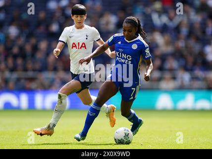 Ashleigh Neville (a sinistra) del Tottenham Hotspur e Deanne Rose del Leicester City si battono per il pallone durante la semifinale di Adobe Women's fa Cup al Tottenham Hotspur Stadium di Londra. Data foto: Domenica 14 aprile 2024. Foto Stock