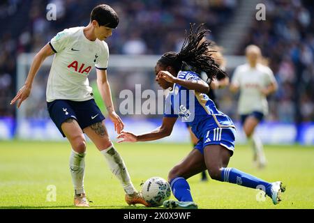 Ashleigh Neville (a sinistra) del Tottenham Hotspur e Deanne Rose del Leicester City si battono per il pallone durante la semifinale di Adobe Women's fa Cup al Tottenham Hotspur Stadium di Londra. Data foto: Domenica 14 aprile 2024. Foto Stock