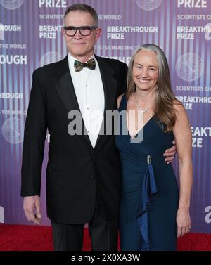 Los Angeles, Stati Uniti. 13 aprile 2024. (L-R) il CEO di ROBLOX David Baszucki e la moglie Jan Ellison arrivano alla decima cerimonia annuale del Premio Breakthrough tenutasi presso l'Academy Museum of Motion Picture di Los Angeles, CA, sabato 13 aprile 2024. (Foto di Sthanlee B. Mirador/Sipa USA) credito: SIPA USA/Alamy Live News Foto Stock