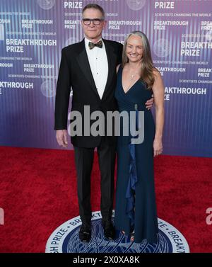 (L-R) il CEO di ROBLOX David Baszucki e la moglie Jan Ellison arrivano alla decima cerimonia annuale del Premio Breakthrough tenutasi presso l'Academy Museum of Motion Picture di Los Angeles, CA, sabato 13 aprile 2024. (Foto di Sthanlee B. Mirador/Sipa USA) Foto Stock