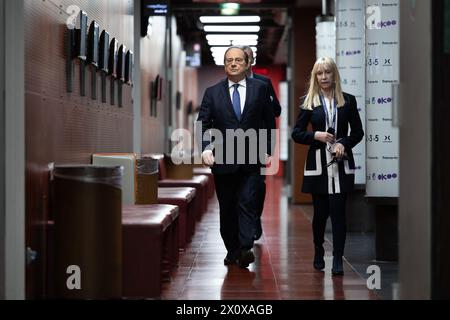 L'ex presidente francese Francois Hollande ha preceduto un'intervista per Dimanche EN Politique sul canale France 3 a Parigi, in Francia, il 14 aprile 2024, a Parigi, in Francia. Foto di Raphael Lafargue/ABACAPRESS.COM Foto Stock