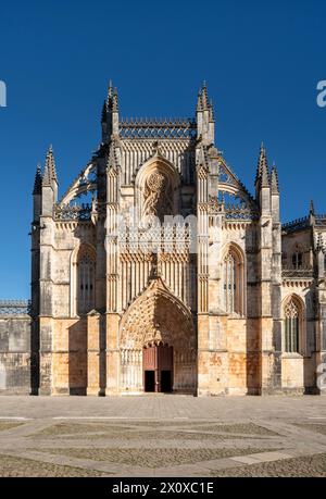 Batalha, Mosteiro da Batalha, Kloster, Westfassade der Klosterkirche Foto Stock