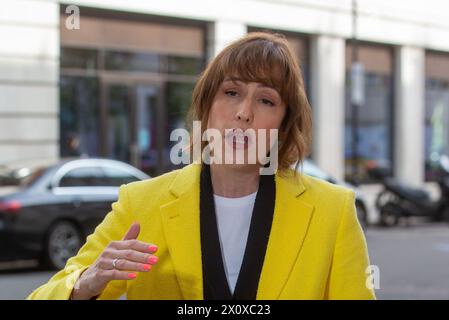 Londra, Regno Unito. 14 aprile 2024. La segretaria della salute Victoria Atkins è vista fuori dalla BBC mentre appare domenica con Laura Kuenssberg.credito: Tayfun Salci / Alamy Live News Foto Stock