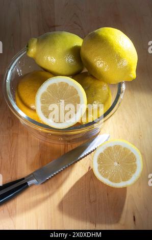 I limoni senza semi sono agrumi succosi molto saporiti, 2024, Stati Uniti Foto Stock