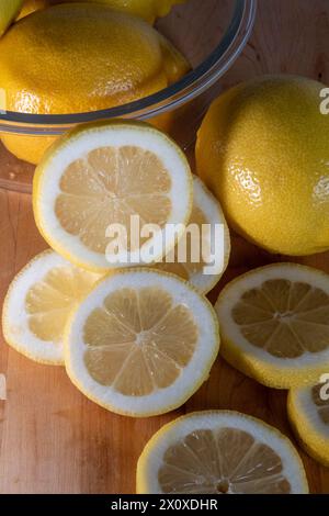 I limoni senza semi sono agrumi succosi molto saporiti, 2024, Stati Uniti Foto Stock