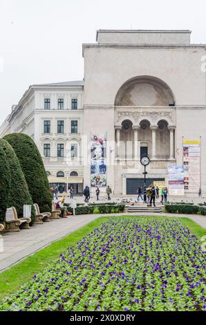 Timisoara, Romania - 29 ottobre 2016: Teatro dell'Opera, in Piazza dell'unificazione a Timisoara, Romania. Foto Stock