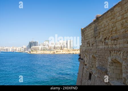 La Valletta, Malta, 3 aprile 2024. Veduta delle mura perimetrali della St. Forte di Elmo nel centro della città Foto Stock