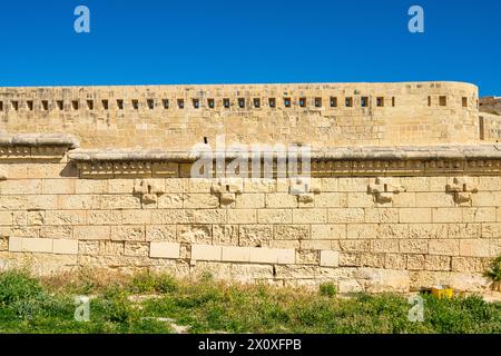 La Valletta, Malta, 3 aprile 2024. Veduta delle mura perimetrali della St. Forte di Elmo nel centro della città Foto Stock