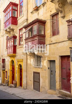 La Valletta, Malta, 3 aprile 2024. vista dei tipici balconi in legno degli edifici antichi nel centro della città Foto Stock