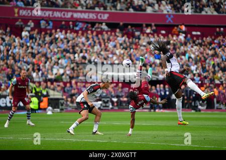 Londra, Inghilterra il 14 aprile 2024. La migliore possibilità del West Ham United nel primo tempo, mentre Mohammed Kudus del West Ham United tenta un calcio di testa durante la partita di Premier League tra il West Ham United e il Fulham al London Stadium, Queen Elizabeth Olympic Park, Londra, Inghilterra il 14 aprile 2024. Foto di Phil Hutchinson. Solo per uso editoriale, licenza richiesta per uso commerciale. Non utilizzare in scommesse, giochi o pubblicazioni di singoli club/campionato/giocatori. Crediti: UK Sports Pics Ltd/Alamy Live News Foto Stock