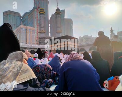 Pellegrine sedute di fronte alla Kaaba, la Mecca nel pomeriggio in attesa della preghiera ASR Foto Stock