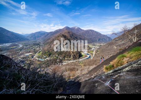 Su una lunga scalata multicampo a Locarno, Svizzera Foto Stock