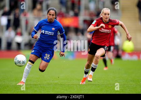 Mayra Ramirez (a sinistra) del Chelsea e Millie Turner del Manchester United si battono per il pallone durante la semifinale di Adobe Women's fa Cup al Leigh Sports Village. Data foto: Domenica 14 aprile 2024. Foto Stock