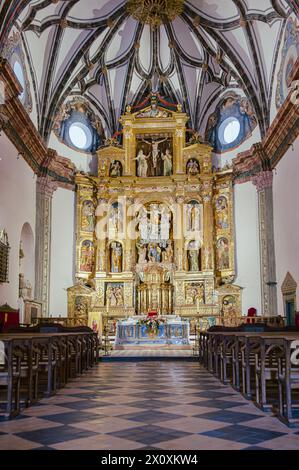 Albarracín, Spagna, 28 agosto 2019: Grandeur dorata: Il maestoso altare della Cattedrale di Albarracín Foto Stock