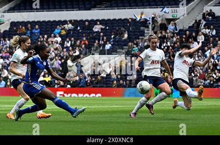 Tottenham, Regno Unito. 14 aprile 2024. Semifinale della Coppa fa Adobe da donna. Tottenham, Hotspur V Leicester City. Stadio Tottenham Hotspur. Tottenham. Deanne Rose (Leicester City) ha una possibilità durante la semifinale di Coppa Adobe Womens di Tottenham Hotspur V Leicester City al Tottenham Hotspur Stadium, Tottenham. Crediti: Sport in foto/Alamy Live News Foto Stock