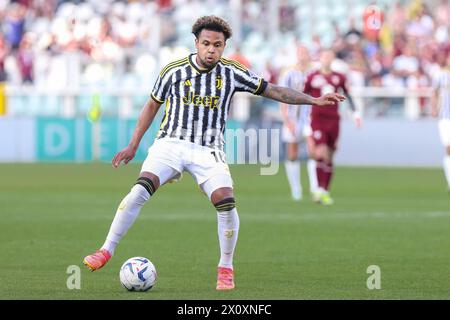 Torino, Italia. 14 aprile 2024. Italia, Torino, apriI 13 2024: Weston McKennie (Juventus) dribbla davanti al campo nel secondo tempo durante la partita di calcio Torino FC vs Juventus FC, serie A 2023-2024 giorni 32 allo Stadio Olimpico.Torino FC vs Juventus FC, Lega calcio serie A Tim 2023/2024 giorno 32 all'Olimpico Stadium grande Torino (immagine di credito: © Fabrizio Andrea Bertani/Pacific Press via ZUMA Press Wire) SOLO USO EDITORIALE! Non per USO commerciale! Foto Stock