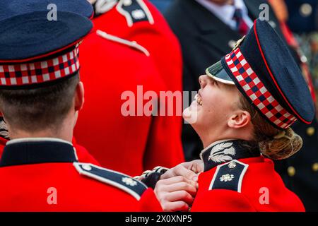 Londra, Regno Unito. 14 aprile 2024. Guardsman Spriggs, F Company Scots Guards, la prima e unica donna membro del Battaglione ottiene gli ultimi adattamenti alla sua uniforme - RH il Duca di Kent partecipa alla parata della domenica Nera delle guardie scozzesi nel suo 50° anno come Colonnello del Reggimento. La parata si svolse presso la Guards Chapel, il Guards Memorial, e Wellington Barracks, Westminster. La domenica Nera è il punto più alto dell'anno per il reggimento, la cui storia risale al 1642. E' il loro ricordo annuale del servizio domenicale e della sfilata quando rendono omaggio a tutti quelli che sono passati prima, credito: Guy Bell/al Foto Stock