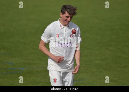 Northampton, Inghilterra. 14 aprile 2024. Raphael Weatherall il terzo giorno della partita della Vitality County Championship Division Two tra il Northamptonshire County Cricket Club e il Middlesex County Cricket Club al County Ground, Wantage Road. Kyle Andrews/Alamy Live News. Foto Stock