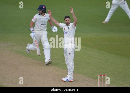 Northampton, Inghilterra. 14 aprile 2024. Ben Sanderson fa appello il terzo giorno della partita Vitality County Championship Division Two tra il Northamptonshire County Cricket Club e il Middlesex County Cricket Club al County Ground, Wantage Road. Kyle Andrews/Alamy Live News. Foto Stock