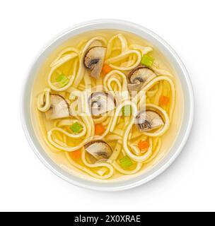 Zuppa istantanea di spaghetti con funghi in un recipiente isolato su sfondo bianco, vista dall'alto Foto Stock