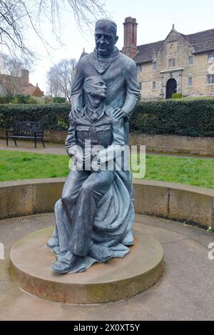 Statua commemorativa del chirurgo plastico Sir Archibald McIndoe di Martin Jennings, di fronte al Sackville College in High Street, East Grinstead Foto Stock