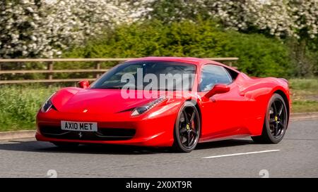 Milton Keynes, UK- 14 aprile 2024: 2013 Ferrari 458 Italia DCT S-A rossa su una strada britannica Foto Stock