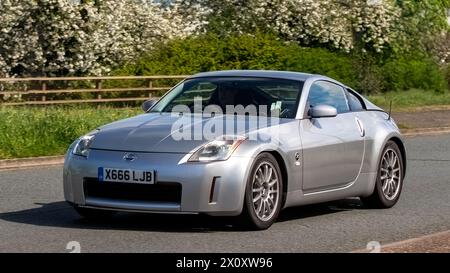 Milton Keynes, Regno Unito - 14 aprile 2024: Nissan 350Z argento 2005 su una strada britannica Foto Stock