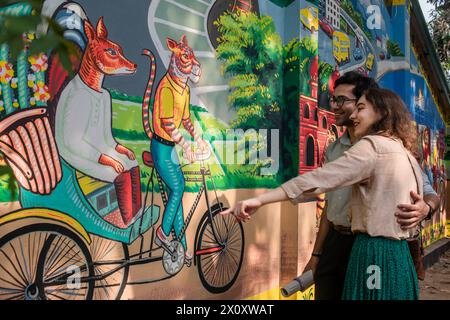 Un paio di graffiti sul muro dell'Istituto di Belle Arti dell'Università di Dhaka. Migliaia di bengalesi celebrano il primo giorno del capodanno bengalese o Pohela Boishakh, con diversi raduni colorati, programmi culturali con danza e musica tradizionali, questo anno bengalese è stato introdotto durante il regime dell'imperatore Akbar per facilitare la raccolta delle entrate nel XVI secolo. (Foto di Sazzad Hossain / SOPA Images/Sipa USA) Foto Stock