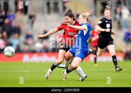 Lucia Garcia (a sinistra) del Manchester United e Erin Cuthbert del Chelsea si battono per il pallone durante la semifinale di Adobe Women's fa Cup al Leigh Sports Village. Data foto: Domenica 14 aprile 2024. Foto Stock