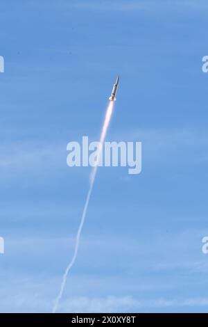 Missile balistico nel cielo sopra le nuvole, traccia di lancio di missili, rendering 3d. Concetto: Guerra in Medio Oriente, conflitto tra Israele e Iran, Foto Stock