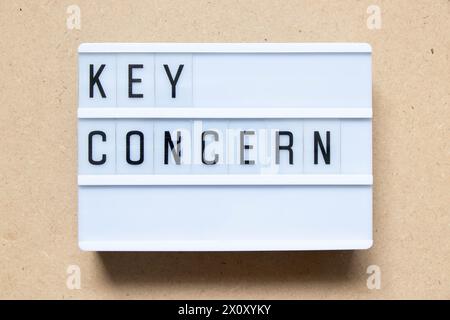 Lightbox con parola chiave preoccupazione su sfondo legno Foto Stock