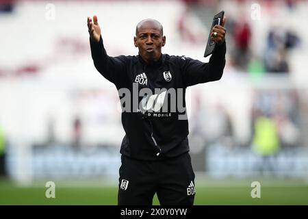 LONDRA, Regno Unito - 14 aprile 2024: L'assistente manager del Fulham Luis Boa morte celebra di fronte ai tifosi dopo la partita di Premier League tra il West Ham United e il Fulham FC al London Stadium (credito: Craig Mercer/ Alamy Live News) Foto Stock