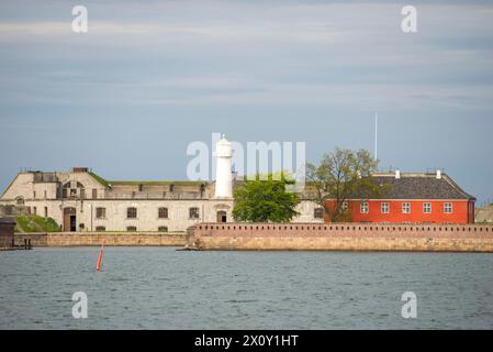 Questa immagine stock cattura lo storico Trekroner Sea Fort, situato all'ingresso del porto di Copenaghen. La fortificazione, un tempo un militare cruciale Foto Stock