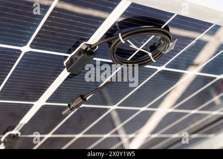 Filo di moduli di sistemi a pannelli fotovoltaici solari. Foto Stock