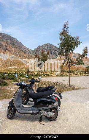 Nisyros, Grecia - 10 maggio 2023: Vespa sull'isola di Nisyros. Grecia Foto Stock