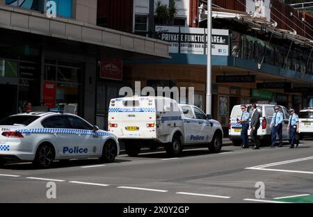 Sydney, Australia. 14 aprile 2024. Gli agenti di polizia lavorano fuori dal Westfield Shopping Centre a Bondi Junction a Sydney, Australia, 14 aprile 2024. Un cittadino cinese è stato ucciso e un altro ferito in un attacco di massa pugnalato in un centro commerciale di Sydney, ha detto domenica il Consolato generale cinese a Sydney. Credito: Ma Ping/Xinhua/Alamy Live News Foto Stock