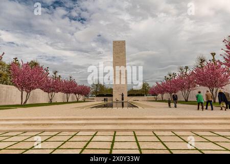 Eijsden-Margraten, Limburgo meridionale, Paesi Bassi. 6 aprile 2014. Piazza della Corte d'Onore, laghetto e statua di donna sullo sfondo, alberi con fiore rosa Foto Stock