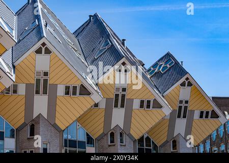 Costruzione modernista, famose case cubiche o Kubuswoningen viste da un angolo inferiore, cubo con un angolo di 45° su pilastri esagonali, giorno di sole in città Foto Stock