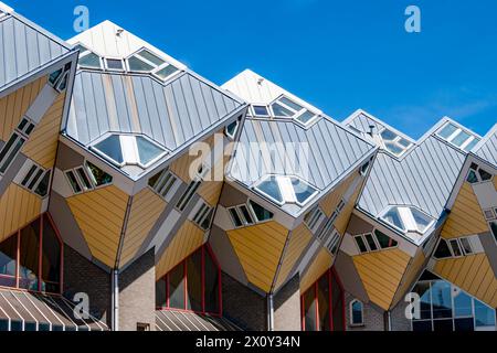 Cubo o Kubuswoningen, costruzione modernista vista da un angolo inferiore, cubo con un angolo di 45° su pilastri a forma esagonale, giorno di sole nella città di Rotter Foto Stock