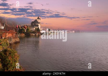 Città di Vitznau sullo splendido lago di Lucerna nel bagliore della sera. Svizzera, Europa. Foto Stock