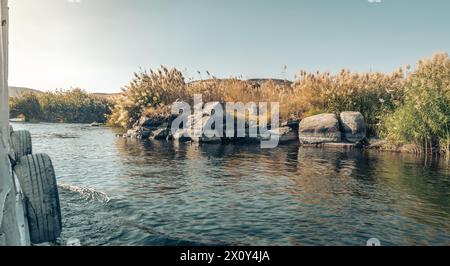 La riva del fiume Nilo è un'oasi di paesaggio in Egitto Foto Stock