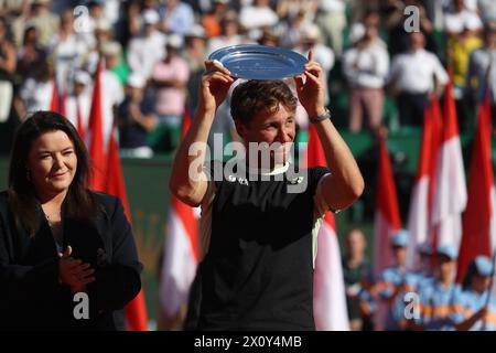 Roquebrune Cap Martin, Francia. 14 aprile 2024. © PHOTOPQR/NICE MATIN/Jean Francois Ottonello ; Roquebrune-Cap-Martin ; 14/04/2024 ; finale Rolex Monte-Carlo Masters - Casper Ruud (NOR en noir) et Son trophee crediti: MAXPPP/Alamy Live News Foto Stock