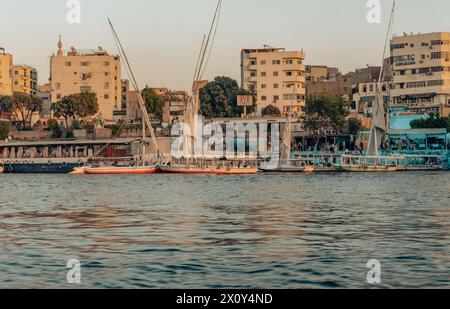 Paesaggio del Nilo con barche turistiche, Foto Stock