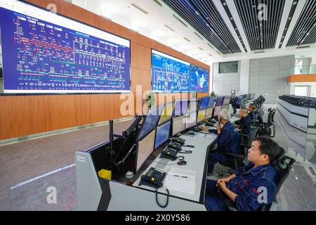 (240414) -- PANZHIHUA, 14 aprile 2024 (Xinhua) -- i membri del personale lavorano in un centro di controllo intelligente di un ramo di potere del gruppo Pangang nella città di Panzhihua, nella provincia del Sichuan della Cina sud-occidentale, 11 aprile 2024. Pangang Group Co., Ltd. È un'impresa extra-large di vanadio, titanio e acciaio nel sud-ovest della Cina. Negli ultimi anni, l'azienda ha costantemente promosso lo sviluppo di fascia alta, intelligente e verde.i nostri giornalisti hanno recentemente visitato varie filiali di produzione di Pangang Group Co., Ltd. Per osservare i suoi sforzi per sviluppare nuove forze produttive di qualità e promuovere uno sviluppo di alta qualità. (Xinhua/S. Foto Stock