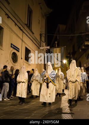 Chieti, Italia - 29 marzo 2024: Penitenti incappucciati durante la famosa processione del venerdì Santo a Chieti (Italia) Foto Stock