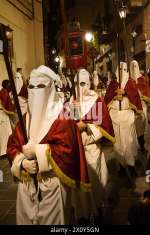 Chieti, Italia - 29 marzo 2024: Penitenti incappucciati durante la famosa processione del venerdì Santo a Chieti (Italia) Foto Stock