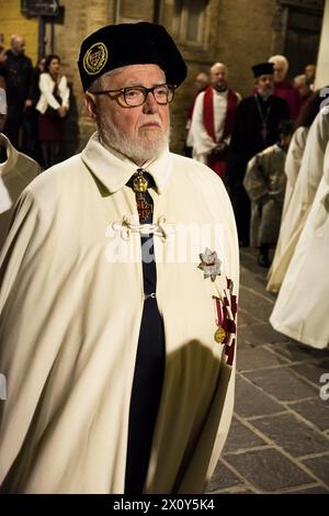 Chieti, Italia - 29 marzo 2024: Famosa processione del venerdì Santo a Chieti (Italia) con gli anziani dell'Arcoconfraternita Foto Stock