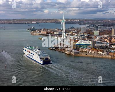 Salamanca è un traghetto e-Flexer a GNL operato da Brittany Ferries sulla rotta che attraversa la Manica tra Santander e Portsmouth e Cherbourg. Foto Stock